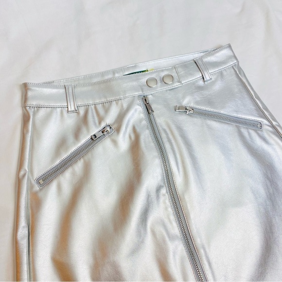 Wild fable Womens Metallic Mini Skirt Silver Faux Leather Size 2 Edgy Rock - Picture 4 of 12